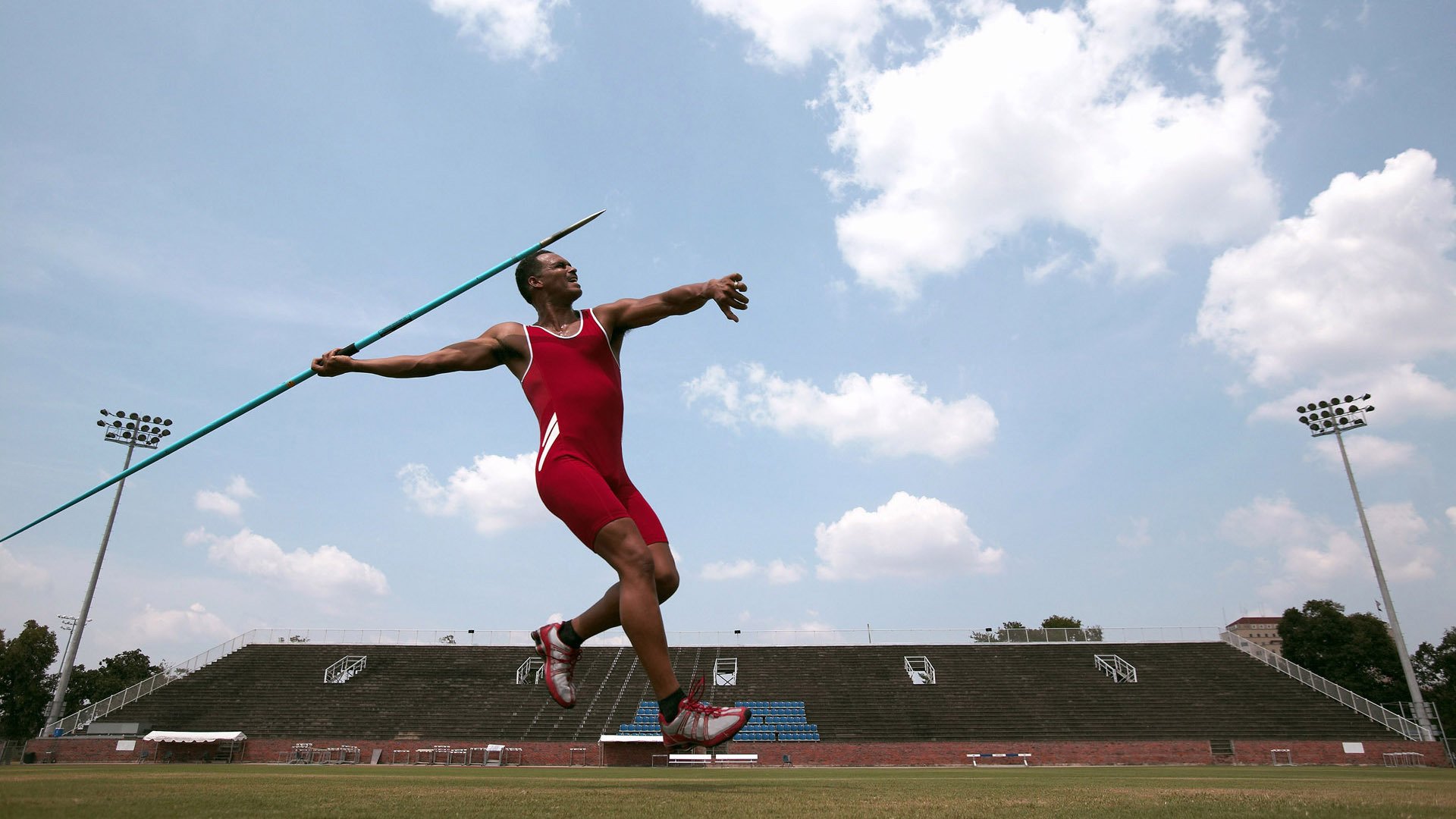 热火训练后组织球员反馈会分享战术理解，热火试训